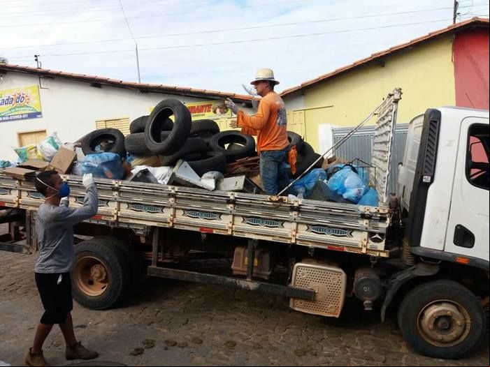 A ação ainda contou com dois carros para serem feitas as coletas de lixo na cidade