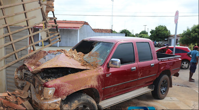 Motorista de uma picape modelo Hilux perdeu o controle do carro batendo contra uma casa